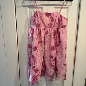 Storia women’s sz Small pink dress w beautiful lace / flower detail